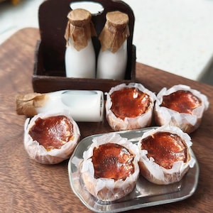 Tarta de queso vasca en miniatura y leche en botella para muñecas: Comida de arcilla polimérica a escala 1/6