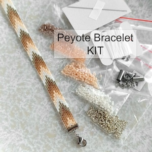 Peut inclure: Un kit de bracelet peyote avec un bracelet fini dans les tons marron, beige et blanc. Le kit comprend de petits sachets de perles de différentes couleurs, des fermoirs et d'autres fournitures. Le texte "Peyote Bracelet KIT" est visible.