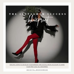 Könnte beinhalten: Eine Frau in roten Strumpfhosen und einer schwarzen Jacke posiert vor einem Scheinwerfer. Der Text "THE INSTAGRAM SUCCESS blueprint" ist in Weiß auf grauem Hintergrund geschrieben. Der Text "SPECIFIC STEPS TO DEVELOP YOUR MINDSET AND SOCIAL MEDIA ACCOUNT TO MAKE YOUR FIRST SALE AS A BEGINNER" ist in Schwarz unter dem Titel geschrieben. Der Text "@DIGITAL MODISHMUSE" ist in Schwarz unter den Schritten geschrieben.