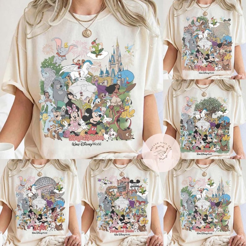Puede incluir: Camisetas color crema con gr&aacute;ficos coloridos de personajes de Disney. Las camisetas muestran varios nombres de parques de Disney, incluyendo "Magic Kingdom" y "Hollywood Studios". Los dise&ntilde;os incluyen Mickey Mouse, Minnie Mouse y otros personajes queridos.