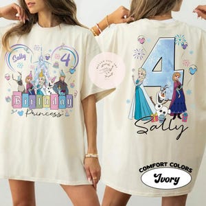 K&ouml;nnte beinhalten: Ein elfenbeinfarbenes T-Shirt mit einer Vorderseite, die Disney Frozen-Figuren sowie den Text "Sally" und "Birthday Princess" zeigt, und einer R&uuml;ckseite mit einer gro&szlig;en Zahl "4", Frozen-Figuren und dem Namen "Sally" in schwarzer Schreibschrift.