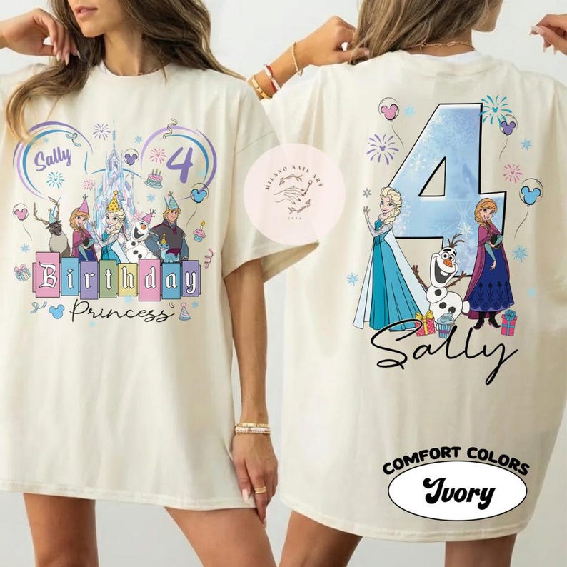 K&ouml;nnte beinhalten: Ein elfenbeinfarbenes T-Shirt mit einer Vorderseite, die Disney Frozen-Figuren sowie den Text "Sally" und "Birthday Princess" zeigt, und einer R&uuml;ckseite mit einer gro&szlig;en Zahl "4", Frozen-Figuren und dem Namen "Sally" in schwarzer Schreibschrift.