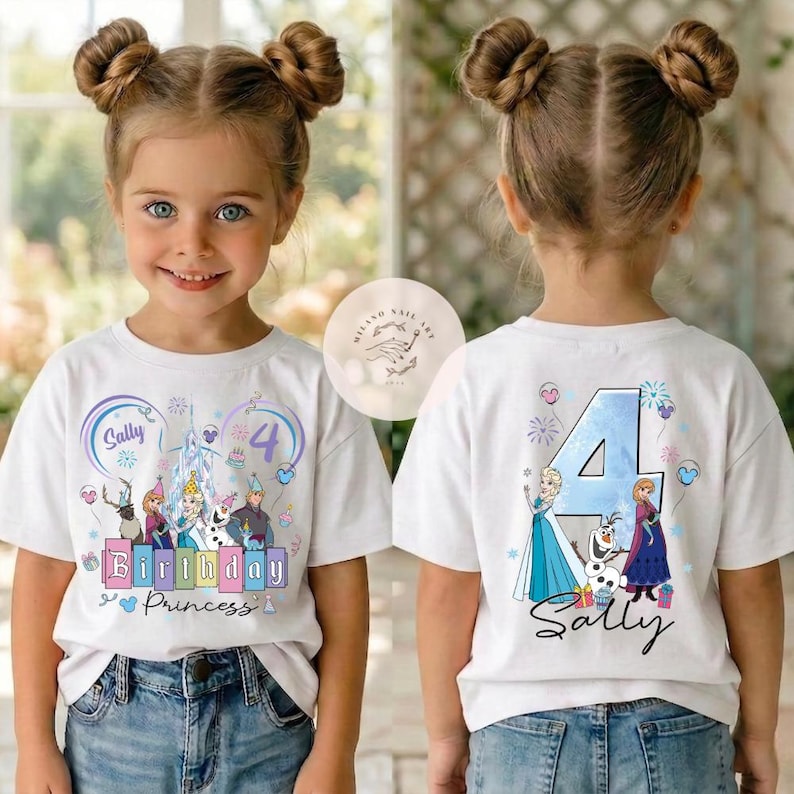 K&ouml;nnte beinhalten: Ein wei&szlig;es Kurzarm-T-Shirt mit Frozen-Figuren. Die Vorderseite zeigt den Namen Sally, die Zahl 4 und den Text Birthday Princess. Auf der R&uuml;ckseite ist eine gro&szlig;e Zahl 4 mit Elsa, Anna und Olaf sowie der Name Sally in Schreibschrift zu sehen.