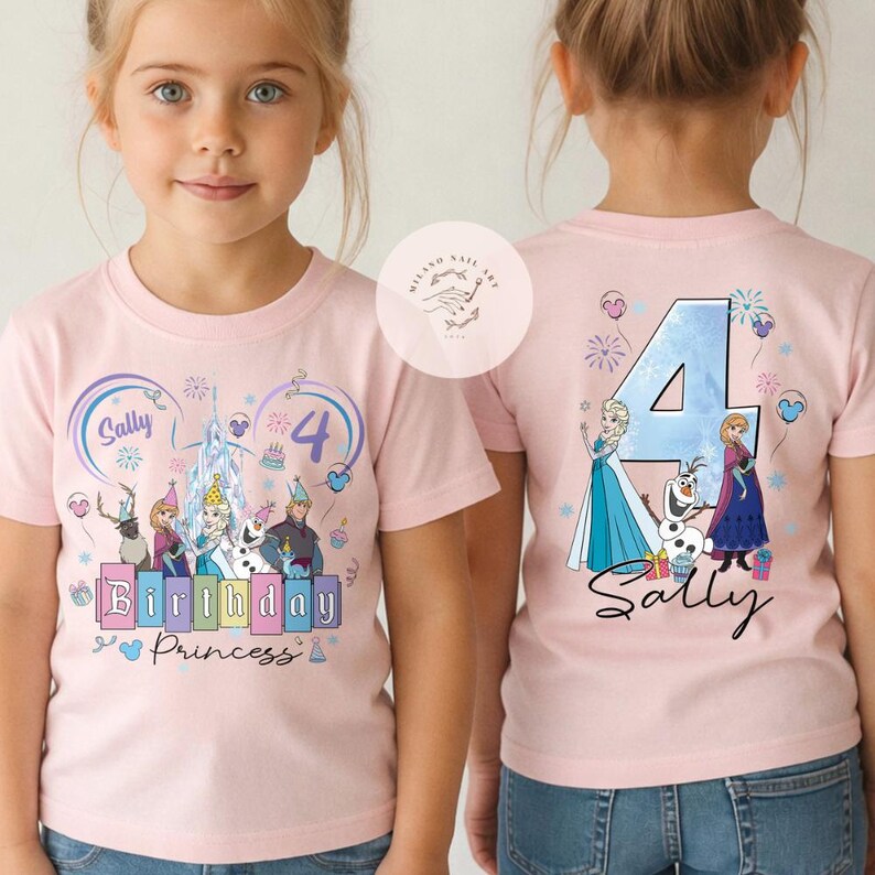 K&ouml;nnte beinhalten: Ein hellrosa T-Shirt mit einem Frozen-Motiv. Die Vorderseite zeigt Charaktere, den Namen Sally, die Zahl 4 und den Text Birthday Princess. Die R&uuml;ckseite zeigt eine gro&szlig;e Zahl 4, Elsa, Anna, Olaf und den Namen Sally in Schreibschrift.