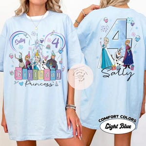 K&ouml;nnte beinhalten: Ein hellblaues T-Shirt mit einer Vorderseite, die den Text Sally, 4 und Birthday Princess sowie Frozen-Figuren mit Partyh&uuml;ten zeigt. Die R&uuml;ckseite zeigt eine gro&szlig;e Zahl 4, den Namen Sally und weitere Frozen-Figuren.