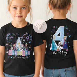 K&ouml;nnte beinhalten: Ein schwarzes T-Shirt mit einem Frontdruck, der ein Schloss, Figuren, den Namen Sally, die Zahl 4 und den Text Birthday Princess zeigt. Auf der R&uuml;ckseite sind die Zahl 4, Figuren, Feuerwerk und der Name Sally in wei&szlig;er Schrift zu sehen.