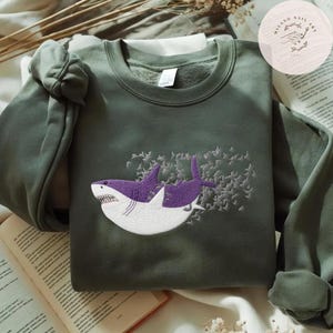 EMBROIDERED Disney Pixar Movie Hoppers TShirt Sweatshirt Hoodie, Shark Scene In Hoppers Shirt, WDW Disneyland Trip Shirt bild 6