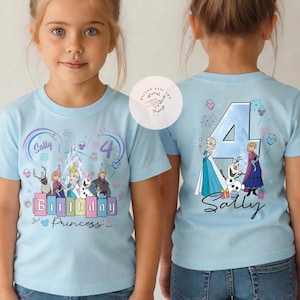 K&ouml;nnte beinhalten: Ein hellblaues T-Shirt mit Frozen-Figuren auf der Vorder- und R&uuml;ckseite. Die Vorderseite zeigt den Text Sally, Birthday Princess und die Zahl 4. Die R&uuml;ckseite zeigt eine gro&szlig;e Zahl 4 mit Elsa, Anna und Olaf sowie den Namen Sally.