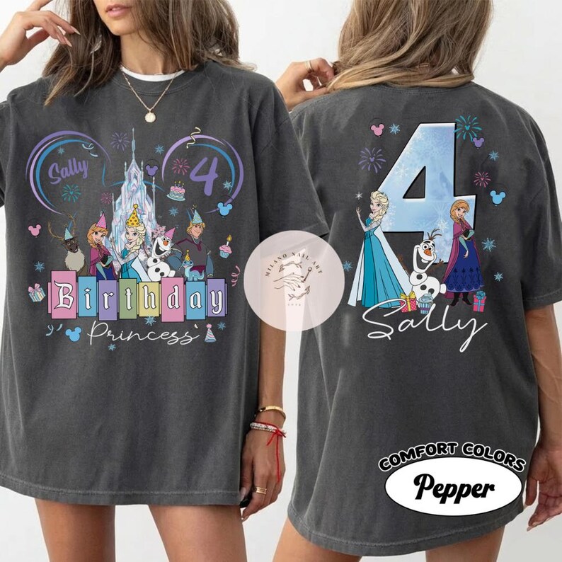 K&ouml;nnte beinhalten: Ein anthrazitfarbenes T-Shirt mit einem Grafikdruck von Figuren aus Die Eisk&ouml;nigin. Die Vorderseite zeigt den Text Birthday Princess mit dem Namen Sally und der Zahl 4. Die R&uuml;ckseite zeigt eine gro&szlig;e 4 mit Illustrationen von Elsa, Anna und Olaf.