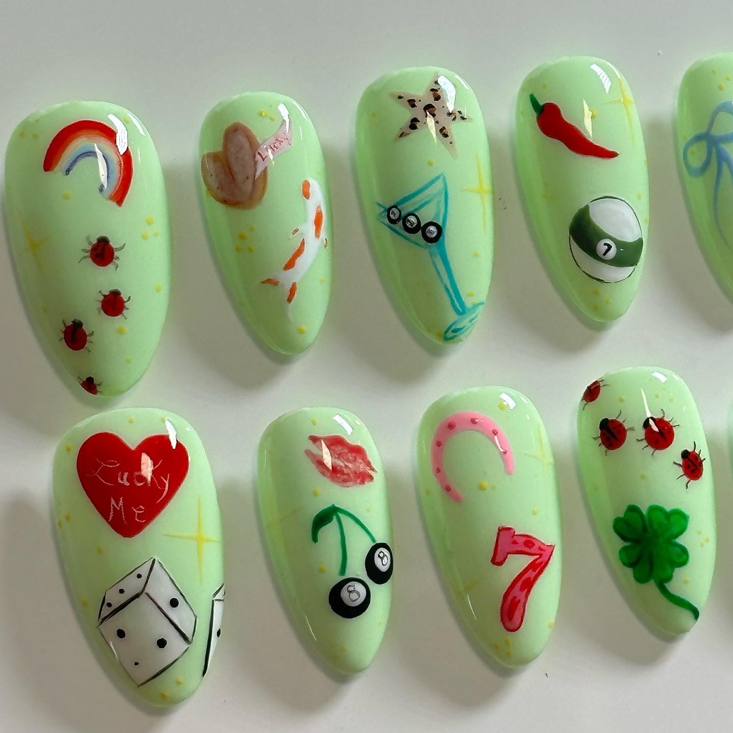 ラッキーチャームのプレスオンネイル、カジノダイス、777、てんとう虫、四つ葉のクローバーネイルアート、手作りロングフェイクネイル - Etsy 日本