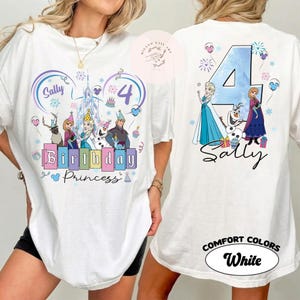K&ouml;nnte beinhalten: Ein wei&szlig;es T-Shirt mit einem Frontdruck, der den Text Sally Birthday Princess, Figuren aus Die Eisk&ouml;nigin und die Zahl 4 zeigt. Der R&uuml;ckendruck zeigt die Zahl 4, Figuren und den Text Sally. Das T-Shirt ist als Comfort Colors White gekennzeichnet.