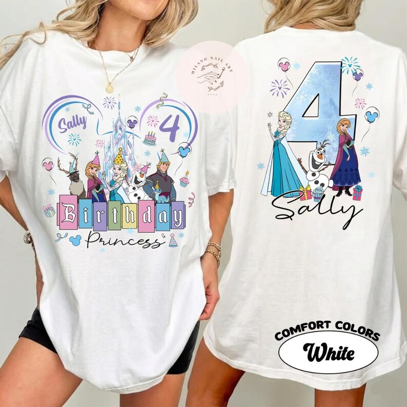 K&ouml;nnte beinhalten: Ein wei&szlig;es T-Shirt mit einem Frontdruck, der den Text Sally Birthday Princess, Figuren aus Die Eisk&ouml;nigin und die Zahl 4 zeigt. Der R&uuml;ckendruck zeigt die Zahl 4, Figuren und den Text Sally. Das T-Shirt ist als Comfort Colors White gekennzeichnet.