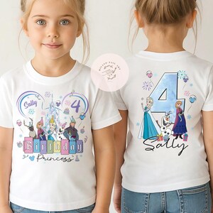 K&ouml;nnte beinhalten: Ein wei&szlig;es Kurzarm-T-Shirt mit einem Frozen-Motiv. Die Vorderseite zeigt Charaktere, den Namen Sally, die Zahl 4 und den Text Birthday Princess. Die R&uuml;ckseite zeigt eine gro&szlig;e Zahl 4, Elsa, Anna, Olaf sowie den Namen Sally in schwarzer Schrift.