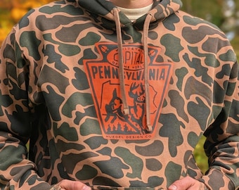Pennsylvania: Welthauptstadt der Weißwedelhirsche (ORANGE KEYSTONE) | Vintage-Hoodie mit weichem Tarnmuster für die Hirschjagd