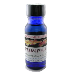 K&ouml;nnte beinhalten: Eine blaue Glasflasche mit schwarzem Deckel, die &auml;therische &Ouml;le von Plumeria enth&auml;lt. Das Etikett zeigt das Wort "PLUMERIA" in gro&szlig;en Buchstaben sowie den Text "ESSENTIAL OILS & NATURAL". Die Flasche ist versiegelt.