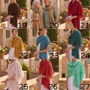 Puede incluir: Una colecci&oacute;n de nueve bufandas rectangulares en varios colores s&oacute;lidos, incluyendo marr&oacute;n, beige, rojo, amarillo, azul, verde azulado, rosa y verde, cada una con una textura suave y bordes deshilachados, mostradas en una cuadr&iacute;cula numerada del 19 al 27.