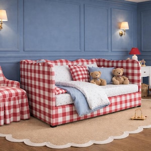 Puede incluir: Un dormitorio infantil con un sofá cama y un sillón a cuadros rojos y blancos. La habitación tiene paredes azules, una alfombra beige y osos de peluche en la cama. También hay una cesta de mimbre y una pequeña mesita de noche blanca.