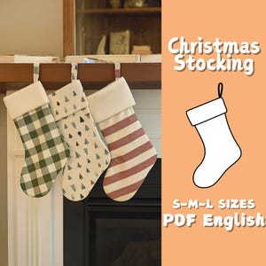 Peut inclure: Trois bas de Noël aux motifs variés sont suspendus à un manteau de cheminée en bois. L'un présente un motif à carreaux verts, un autre de petits arbres de Noël et le troisième des rayures rouges et blanches. Le texte "Christmas Stocking" et "S-M-L SIZES PDF English" est également visible.