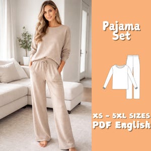 Könnte beinhalten: Ein beiges Pyjama-Set, bestehend aus einem langärmeligen Oberteil und einer Hose mit weitem Bein. Das Oberteil hat einen Rundhalsausschnitt und die Hose hat einen Kordelzug in der Taille. Das Bild enthält auch eine Skizze des Pyjama-Sets und den Text "Pajama Set" und "XS - 5XL SIZES PDF English".