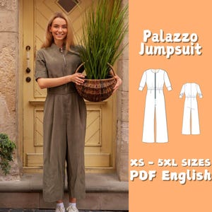 Pode incluir: Um macacão na cor cáqui com zíper frontal, mangas curtas e pernas largas. A imagem inclui o texto Palazzo Jumpsuit e XS - 5XL SIZES PDF English, ao lado de um desenho de linha branca mostrando a frente e as costas da peça de vestuário.