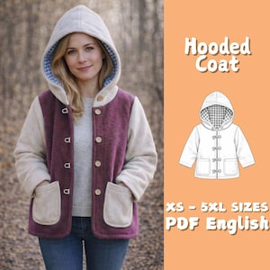 Op de afbeelding: Een jas met capuchon met een paarse body, crèmekleurige mouwen en een crèmekleurige capuchon met een blauw-witte geruite voering. De jas heeft grote crèmekleurige zakken en houten knopen. De afbeelding bevat ook een lijntekening van de jas en de tekst "Hooded Coat".