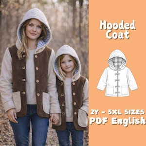 Può includere: Una madre e una bambina indossano cappotti con cappuccio abbinati. I cappotti hanno un corpo color crema, un gilet marrone e un cappuccio foderato con un motivo a quadri blu e bianco. L'immagine include anche un disegno al tratto del cappotto e il testo "Hooded Coat".