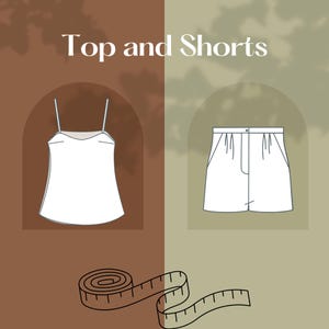 Pu&ograve; includere: Top bianco con spalline sottili e pantaloncini bianchi abbinati. L'immagine include il testo "Top and Shorts" e un metro a nastro. Il top e i pantaloncini sono visualizzati in cornici ad arco separate su uno sfondo marrone e verde.