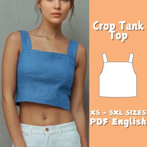 Puede incluir: Un top corto azul con tirantes anchos. La imagen incluye un diagrama del top y el texto "Crop Tank Top" y "XS - 5XL SIZES PDF English". El top está hecho de una tela texturizada.