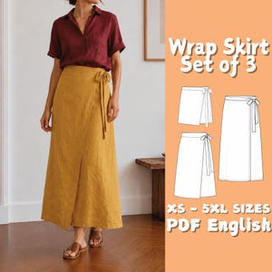 Pode incluir: Uma saia envelope amarelo-mostarda com amarração lateral, combinada com uma camisa de botões de manga curta em vermelho escuro. A imagem inclui o texto Wrap Skirt Set of 3, XS - 5XL SIZES e PDF English, ao lado de três desenhos em preto.