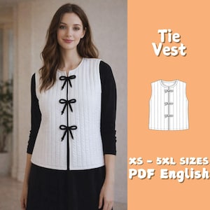 Op de afbeelding: Een wit gewatteerd vest met strikjes aan de voorkant. Het vest wordt gecombineerd met een zwart shirt met lange mouwen en een zwarte rok. De afbeelding bevat een diagram van het vest en de tekst "Tie Vest" en "XS - 5XL SIZES PDF English".