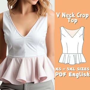 Könnte beinhalten: Ein digitales Schnittmuster für ein weißes V-Ausschnitt-Crop-Top mit einem rosa Rüschen-Saum. Das Schnittmuster umfasst die Größen XS-5XL und ist in englischer Sprache erhältlich. V-Ausschnitt-Crop-Top.