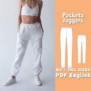 Puede incluir: Un pantalón de chándal blanco con bolsillos. El pantalón tiene una cintura elástica con cordón y un ajuste holgado. La imagen también incluye un dibujo de línea del pantalón en diferentes tamaños. El texto "Pockets Joggers" y "XS - 5XL SIZES PDF English" está incluido en la imagen.