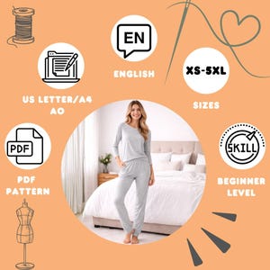 Puede incluir: Una mujer con un pijama gris claro. La imagen incluye texto: "ENGLISH", "XS-5XL", "PDF PATTERN" y "BEGINNER LEVEL". El fondo es un dormitorio con una cama.