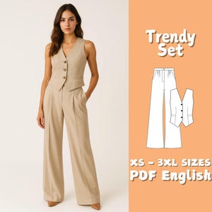 Puede incluir: Un conjunto beige de dos piezas que consta de un chaleco y pantalones de pernera ancha. El chaleco tiene cuello en V y cierre de botones. Los pantalones son de cintura alta con pliegues. La imagen también incluye un diagrama del conjunto y el texto "Trendy Set" y "XS - 3XL SIZES PDF English".