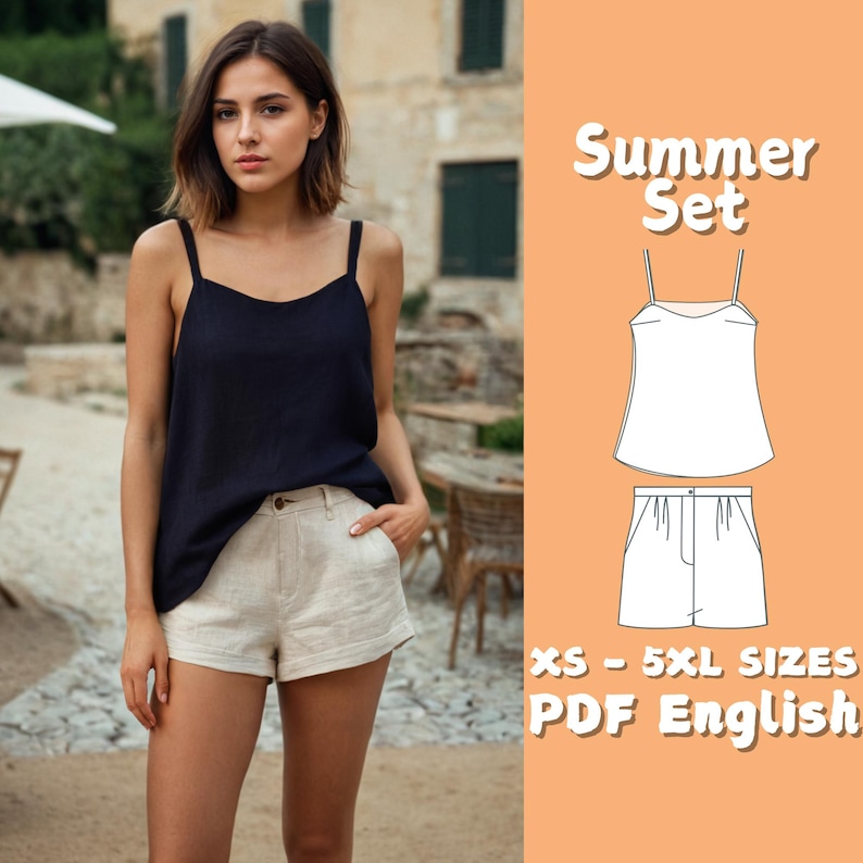 Pu&ograve; includere: Una donna indossa un top a camisole blu navy e pantaloncini beige. L'immagine include una grafica di un set estivo, con un top a camisole e pantaloncini, e il testo "Summer Set" e "XS - 5XL SIZES PDF English".