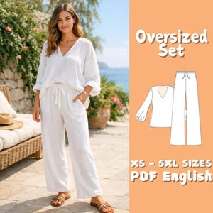 Könnte beinhalten: Weißes Oversized-Set mit V-Ausschnitt-Oberteil und weiten Hosen. Das Set beinhaltet ein langärmliges Oberteil mit Kordelzug in der Taille und eine Hose. Der Text "Oversized Set" und "XS - 5XL SIZES PDF English" ist ebenfalls enthalten.