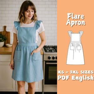 以下が含まれることがあります： フリル付きのショルダーストラップと2つのフロントポケットが付いた、水色のフレアエプロン。白いTシャツの上にエプロンを着用しています。画像には、エプロンの図とテキスト「Flare Apron」、「XS - 3XL SIZES」、および「PDF English」も含まれています。