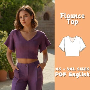 Può includere: Una donna indossa un top viola con volant e pantaloni abbinati. Il top ha uno scollo a V e maniche corte svasate. L'immagine include anche un diagramma del top e il testo "Flounce Top" e "XS - 5XL SIZES PDF English".