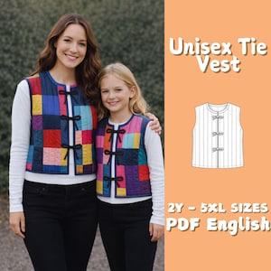 Op de afbeelding: Twee mensen dragen kleurrijke patchwork vesten met zwarte strikken. De vesten hebben een gewatteerd ontwerp met vierkanten in rood, blauw, geel en paars. De tekst "Unisex Tie Vest" wordt rechts weergegeven, samen met een vestpatroon en maat informatie.