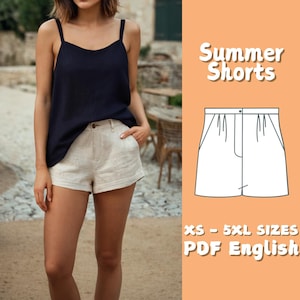 Peut inclure: Une femme porte un débardeur bleu marine et un short en lin beige. L'image comprend également un schéma de shorts d'été, avec le texte "Summer Shorts" et "XS - 5XL SIZES PDF English".