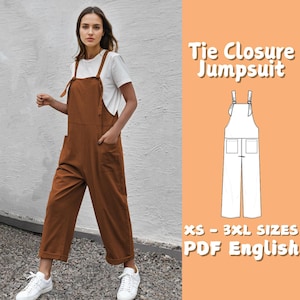 以下が含まれることがあります： 白いTシャツを着た、茶色のタイクロージャーのジャンプスーツ。 ジャンプスーツにはポケットと調節可能なストラップが付いています。 画像には、ジャンプスーツの図と「Tie Closure Jumpsuit」と「XS - 3XL SIZES PDF English」のテキストも含まれています。