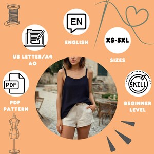 Pu&ograve; includere: Una donna indossa un camisole blu navy e pantaloncini beige. L'immagine include icone per un modello PDF, istruzioni in inglese e livello di abilit&agrave; principiante. La gamma di taglie &egrave; XS-5XL.
