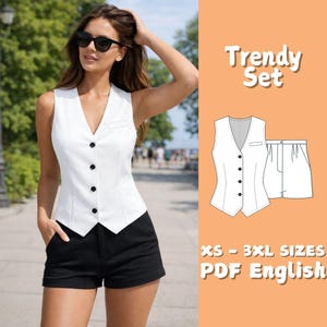 Peut inclure: Un ensemble tendance composé d'un gilet blanc à boutons noirs et d'un short noir. L'image comprend également un schéma du gilet et du short, avec le texte "Trendy Set" et "XS - 3XL SIZES PDF English". Le gilet a un col en V et une petite poche.