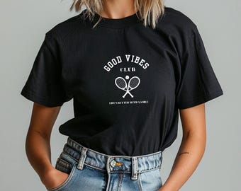 Camiseta del Club de Buenas Vibras, regalo para novia, camiseta con mensaje de yoga, idea de regalo para mujer, regalo de cumpleaños para mujer, camiseta del Club de Tenis, buen karma