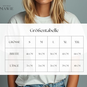 Puede incluir: Tabla de tallas para una camiseta blanca con el texto "Gr&ouml;&szlig;entabelle" en negro. La tabla muestra la talla, el ancho y la longitud en cent&iacute;metros para las tallas S, M, L, XL y XXL.