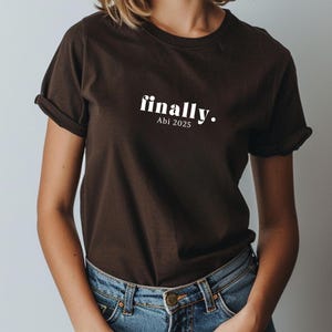 Abi Geschenk, Master Abschluss Geschenkidee, Geschenk zum Bachelor, Abschluss Geschenke, Master 2025, Finally T-Shirt, Abi Tshirt, Abiparty