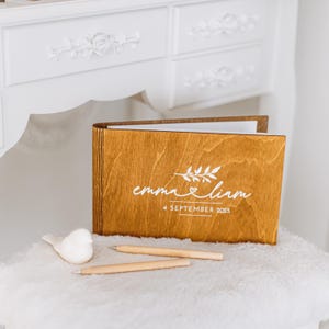 Decoración rústica para mesa de recepción de boda, caja para tarjetas con ranura y libro de visitas clásico, libro de visitas de boda de madera marrón personalizado, regalo