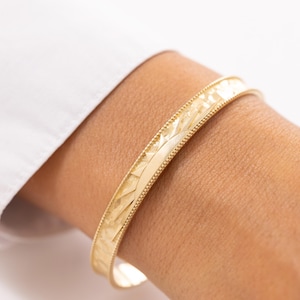 14K Gold Gravur Armreif, solides Gold strukturierter Armreif, handgemachter minimalistischer Goldschmuck, elegantes offenes Goldarmband