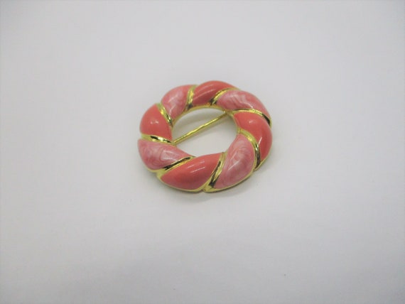 Pink hoop pin: Elegant 1960s twist circle peachy … - image 2