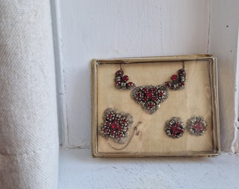 Red rhinestone set: totally stunning 1950s oxidised silver tone filigree stamping brilliant cut red rhinestone pendant, earrings & pin set